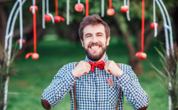 Weselny klimat w modzie męskiej – w co się ubrać jako gość?