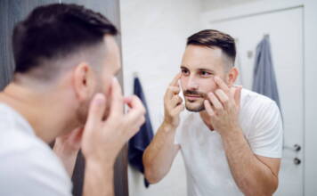 Jak walczyć z kurzymi łapkami i opuchlizną pod oczami? Krem pod oczy dla mężczyzn