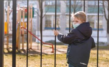 Przewidział pierwszą falę pandemii, niedługo Polacy oddadzą swój skarb Dziecko przed placem zabaw w czasie COVID-19