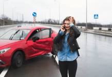 Jak jeździć bezpiecznie zimą? Techniki i praktyczne porady Brak stosowania bezpiecznych technik do poruszania się pojazdem