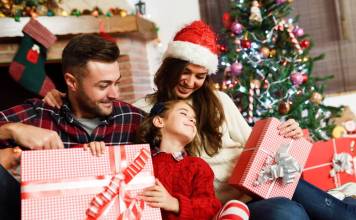 Jaki prezent dla ośmiolatków będzie najlepszym rozwiązaniem? Szczęsliwa rodzina z prezentami