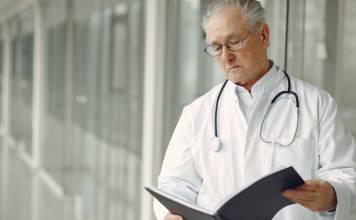 Ubrania dla lekarzy – wygoda, higiena i styl w medycznym wydaniu Ubrania dla lekarzy - wygoda, higiena i styl w medycznym wydaniu