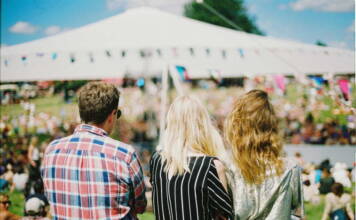 Jak ubrać się na przyjęcie urodzinowe w ogrodzie? Jak ubrać się na przyjęcie urodzinowe w ogrodzie