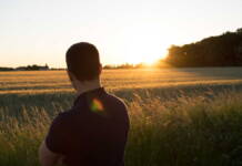 Inny, nowoczesny wymiar elegancji czyli o męskich koszulkach polo w roli głównej czarna koszulka męska