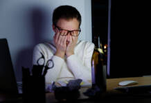 Jak złagodzić zmęczenie oczu podczas pracy przy komputerze? Ochrona wzroku przy wielogodzinnej pracy przed komputerem