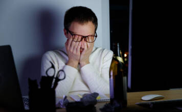 Jak złagodzić zmęczenie oczu podczas pracy przy komputerze? Ochrona wzroku przy wielogodzinnej pracy przed komputerem