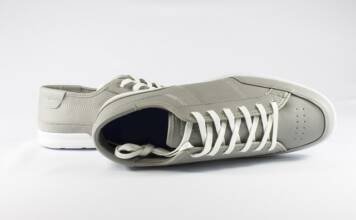 Najmodniejsze trampki męskie – jakie wybrać i do czego nosić?