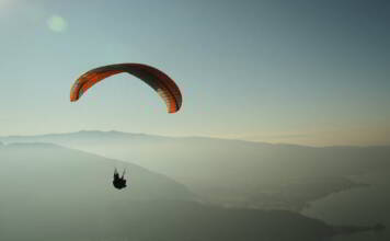 Dlaczego warto nauczyć się latać na paralotni i jak to zrobić