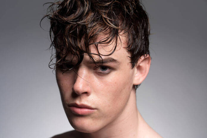 Loki u chłopaka – jak zrobić kręcone włosy męskie?