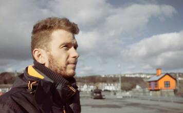 Zimowy streetwear dla mężczyzn – jak wyglądać stylowo, nie rezygnując z ciepła? Zimowy streetwear dla mężczyzn - jak wyglądać stylowo, nie rezygnując z ciepła